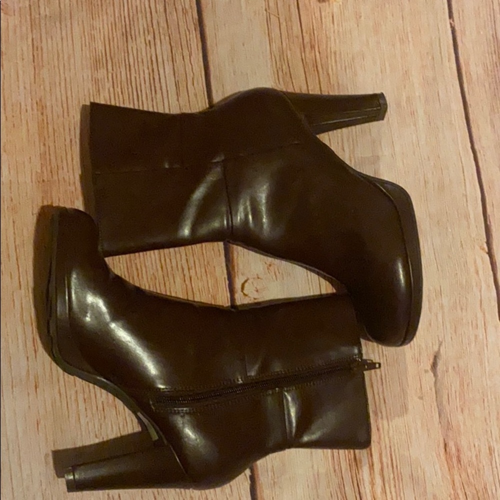 NWOB Somethin’ else Skechers ankle boots sz 7.5”